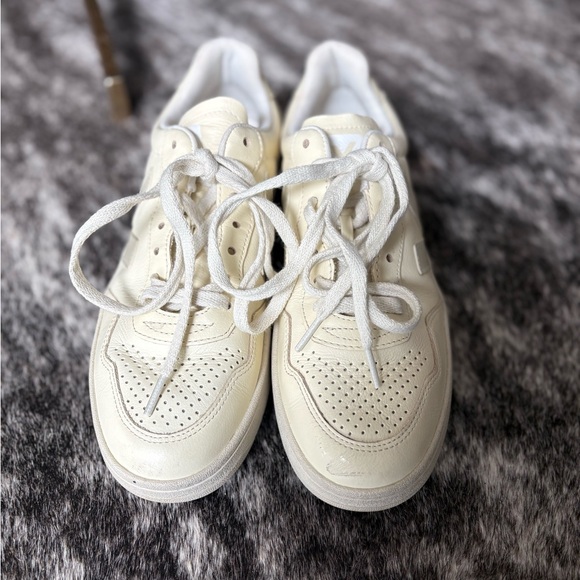 Veja V-90 Sneakers - Picture 5 of 9